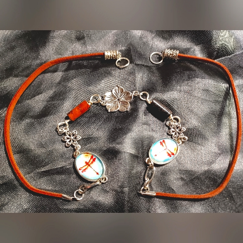 One size fits most Tigers Eye choker.